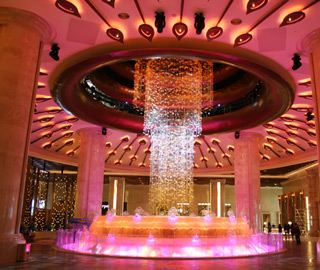 Хрустальный фонтан при входе в казино казино макао Galaxy Macau
