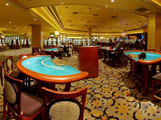 Зал карточных игр в Whiskey Pete's Whiskey Pete's hotel and casino
